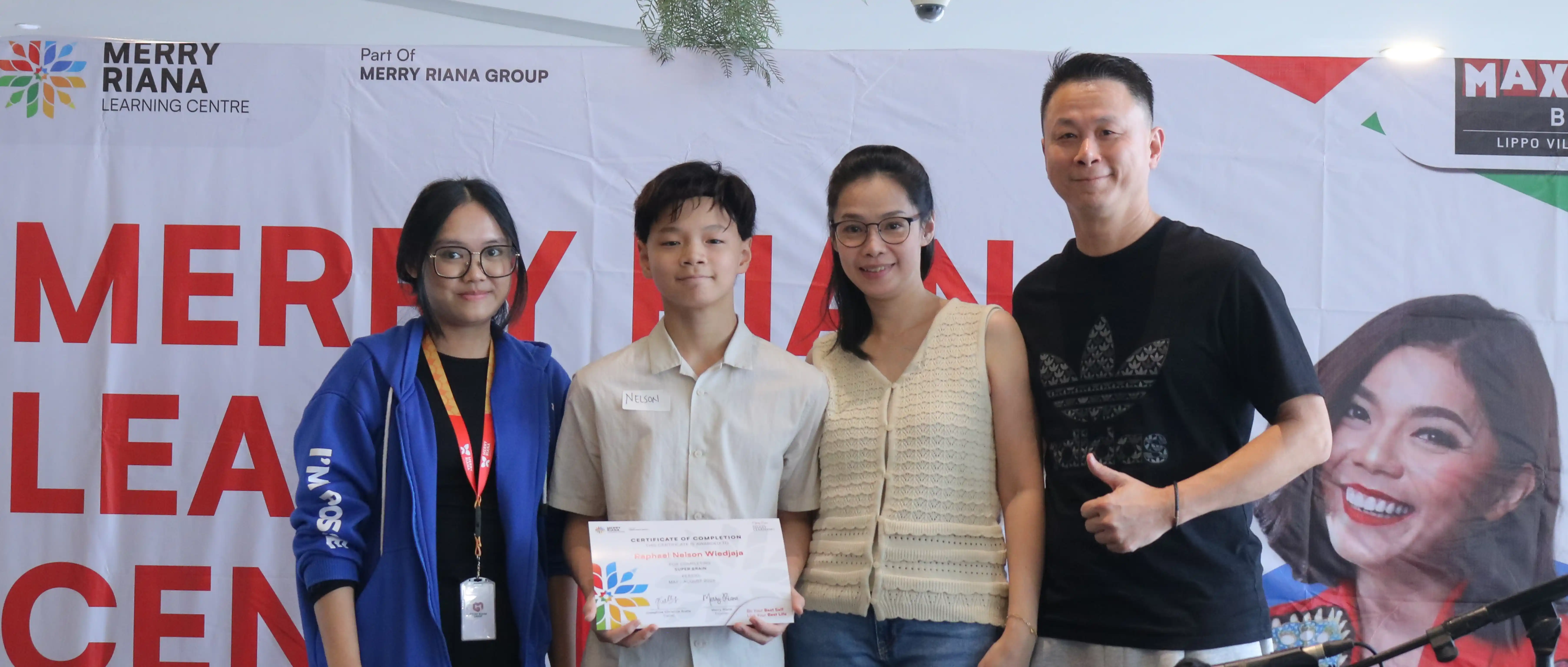 Peserta bersama keluarga setelah menerima sertifikat di Merry Riana Learning Centre